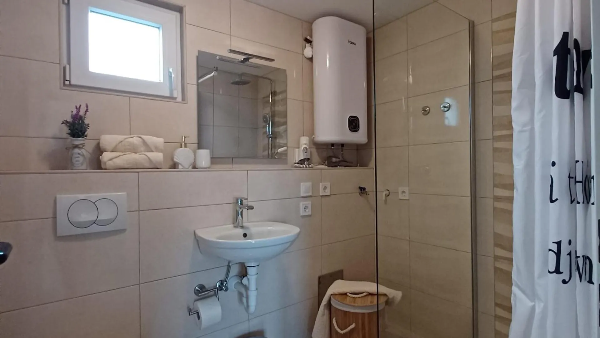 Beachfront Apartment With Balcony And Sea View 브르시