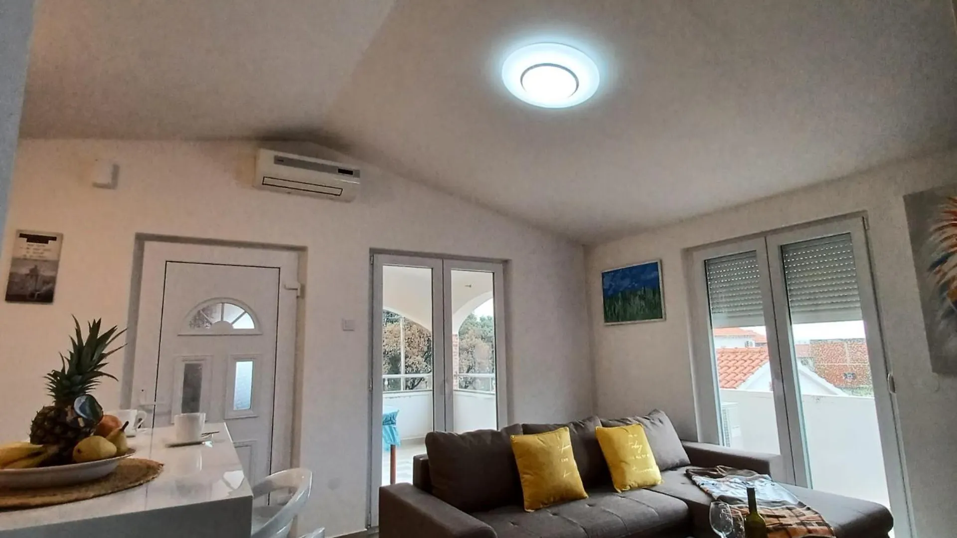 Beachfront Apartment With Balcony And Sea View 브르시 0*,  크로아티아