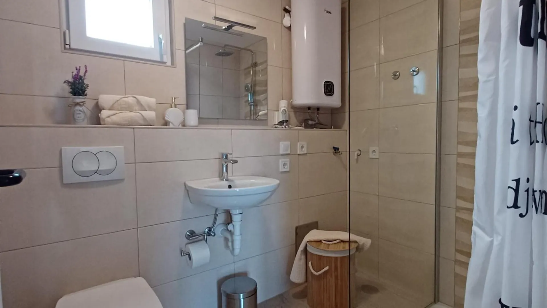 Beachfront Apartment With Balcony And Sea View 0*, Vrsi